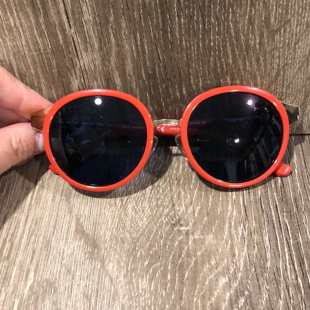 Red Round Women's Sunglasses - Classic Sun Protection